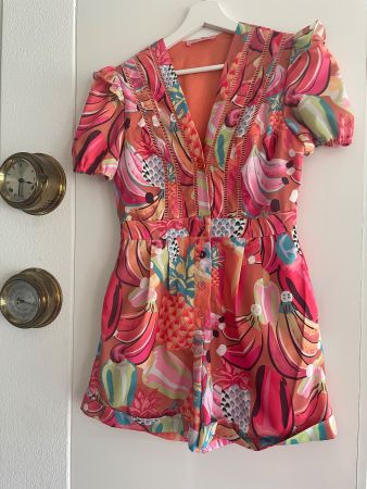 Schöner kurzer Overall