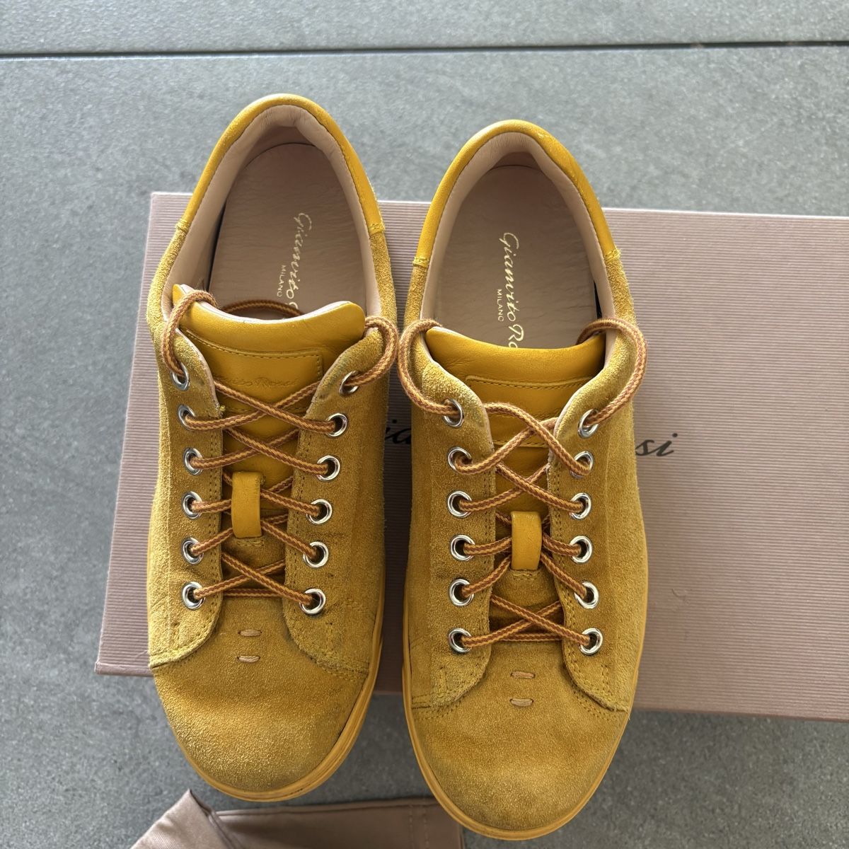 Gianvito Rossi Scarpe da uomo: Gianvito Rossi Yellow Sued sneakers 35 – Usato da Pully venduto da Sell_it_all 2