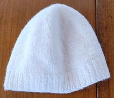 Baby-Mütze gestrickt weiss für Neugebore – Breite ca. 14 cm