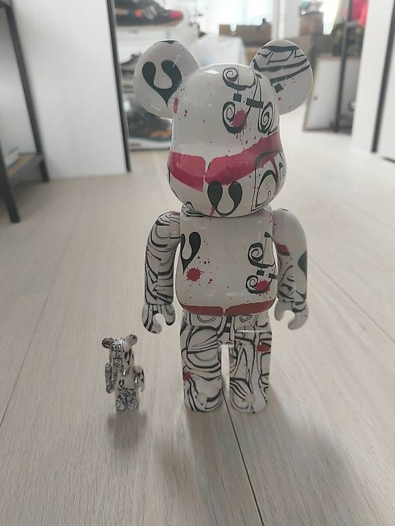 Statuette: Bearbrick x PHIL FROST 100% & 400% Set – Usato da Luzern venduto da Pokepas