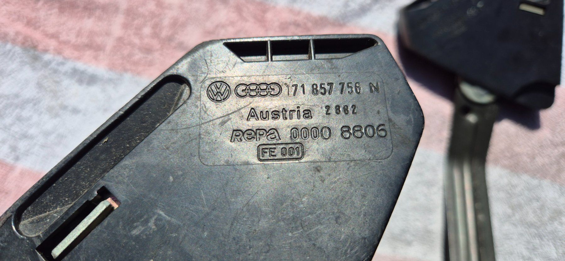 VW Tutti pezzi di ricambio auto: Golf 1 Gurtschloss links und rechts. – Usato da Riggisberg venduto da Mahali04 2