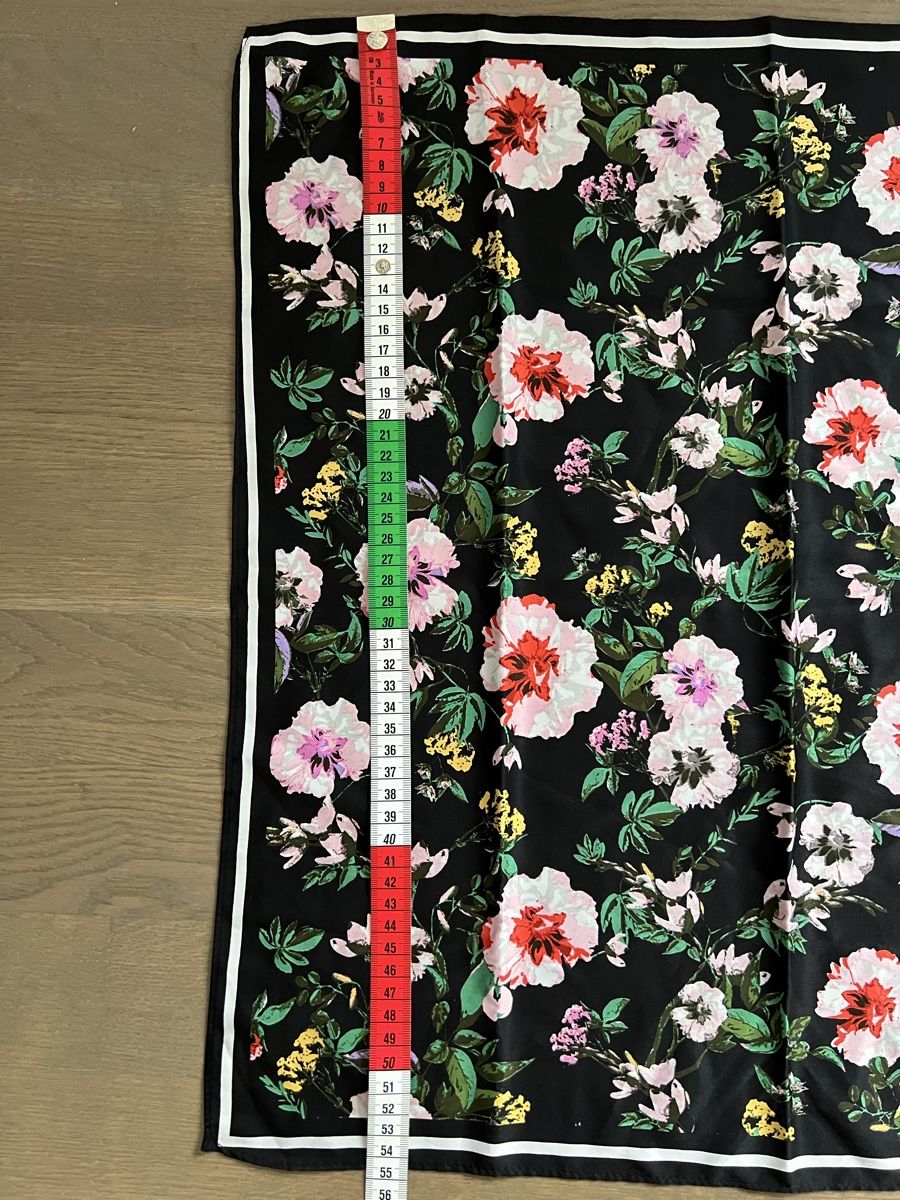Foulards, Tücher & Schals: Schwarzes Seidentuch mit Blumenmuster – Neu (gemäss Beschreibung) aus Kriens von Krienserin_T 2