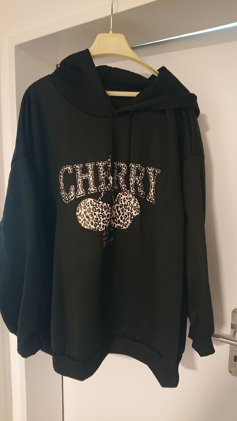 Shein Maglioni & Felpe: Schwarzer Kapuzenpullover mit "Cherry"-Print, Gr.8xl ca Gr60 – Nuovo (secondo la descrizione) da Madiswil venduto da Sandraho