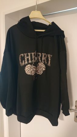 Schwarzer Kapuzenpullover mit "Cherry"-Print, Gr.8xl ca Gr60