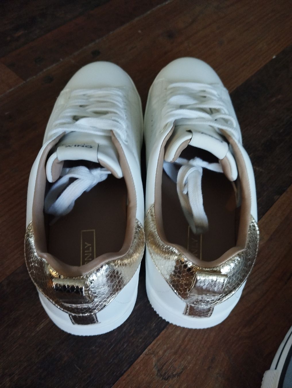 Only Scarpe da donna: 2xNeue Sneaker, Only gr 40 – Nuovo (secondo la descrizione) da Niederurnen venduto da Glentin 2