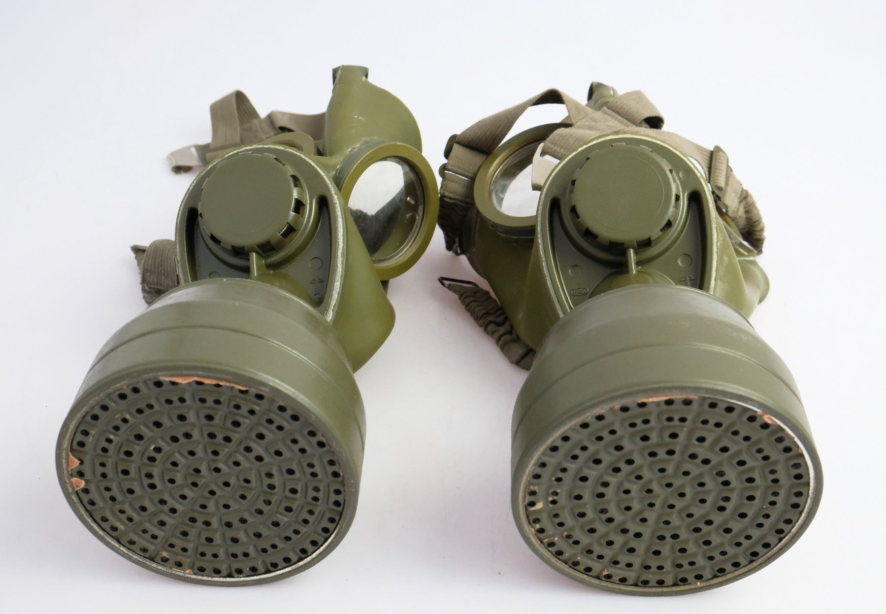 Ausrüstung & Ersatzteile: Zwei Schweizer Armee Gasmasken – Gebraucht aus Volketswil von  2