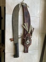 Machete mit verzierter Lederscheide aus Guatemala