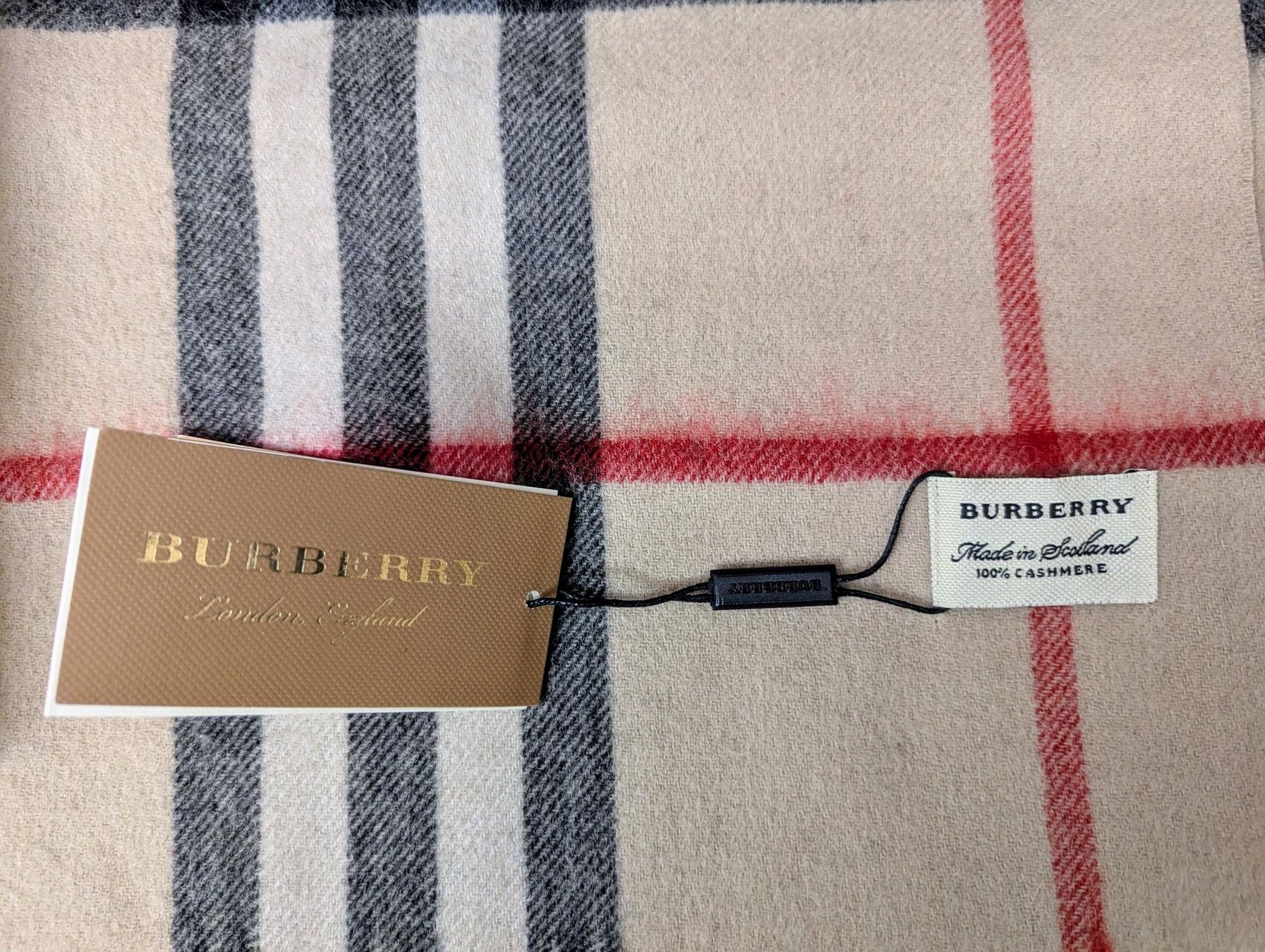 Burberry Foulard & Sciarpe: écharpe Burberry  – Nuovo (secondo la descrizione) da Gland venduto da BreaKersStyle 2
