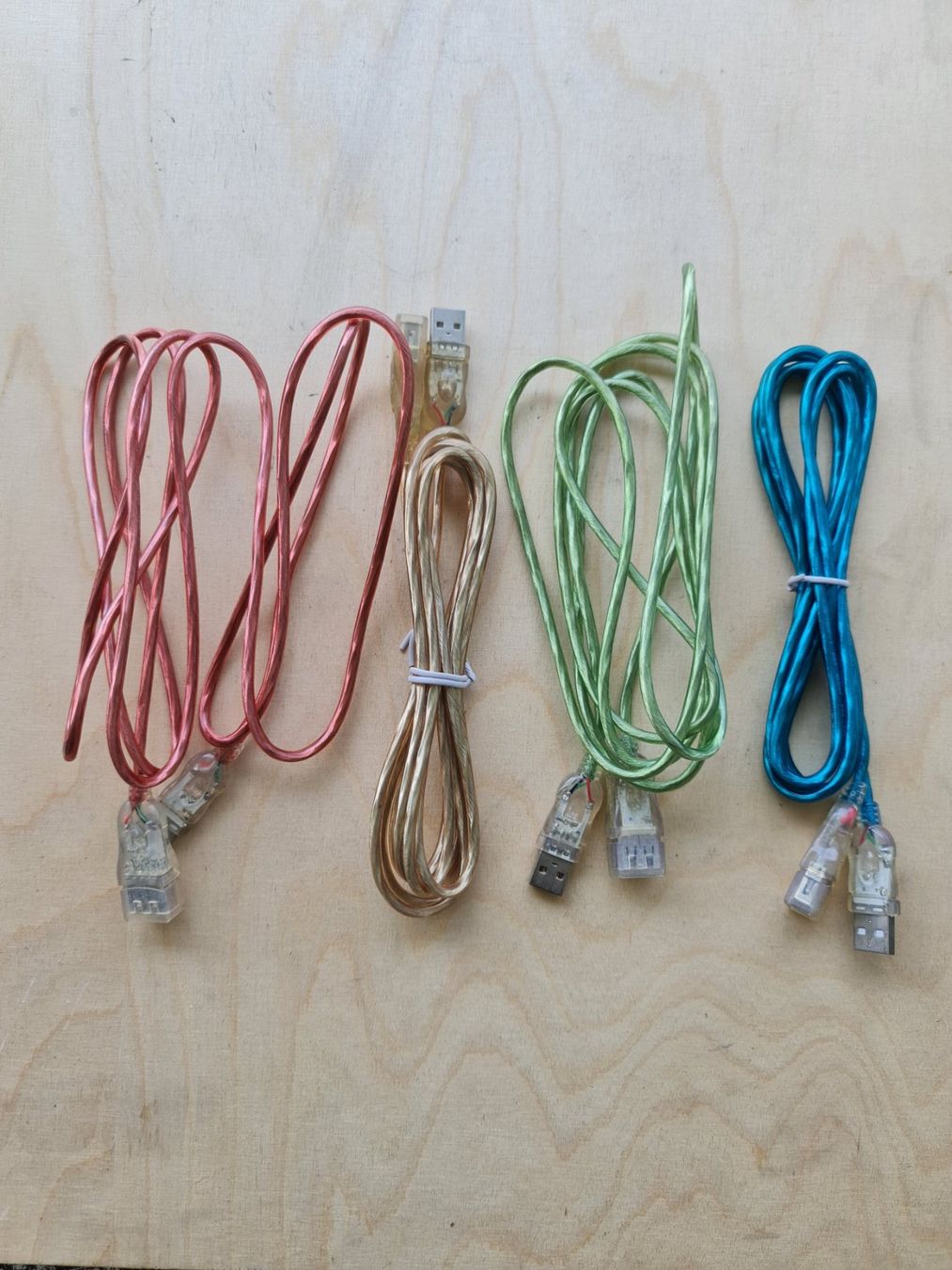 Cavi: USB Kabel mit LED – Usato da Madiswil venduto da Sandraho