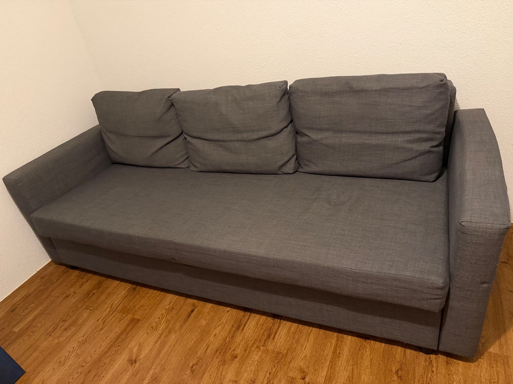 Ikea Divani: Ikea Sofa mit Bettfunktion dunkelgrau – Usato da Oberägeri venduto da kaitanja