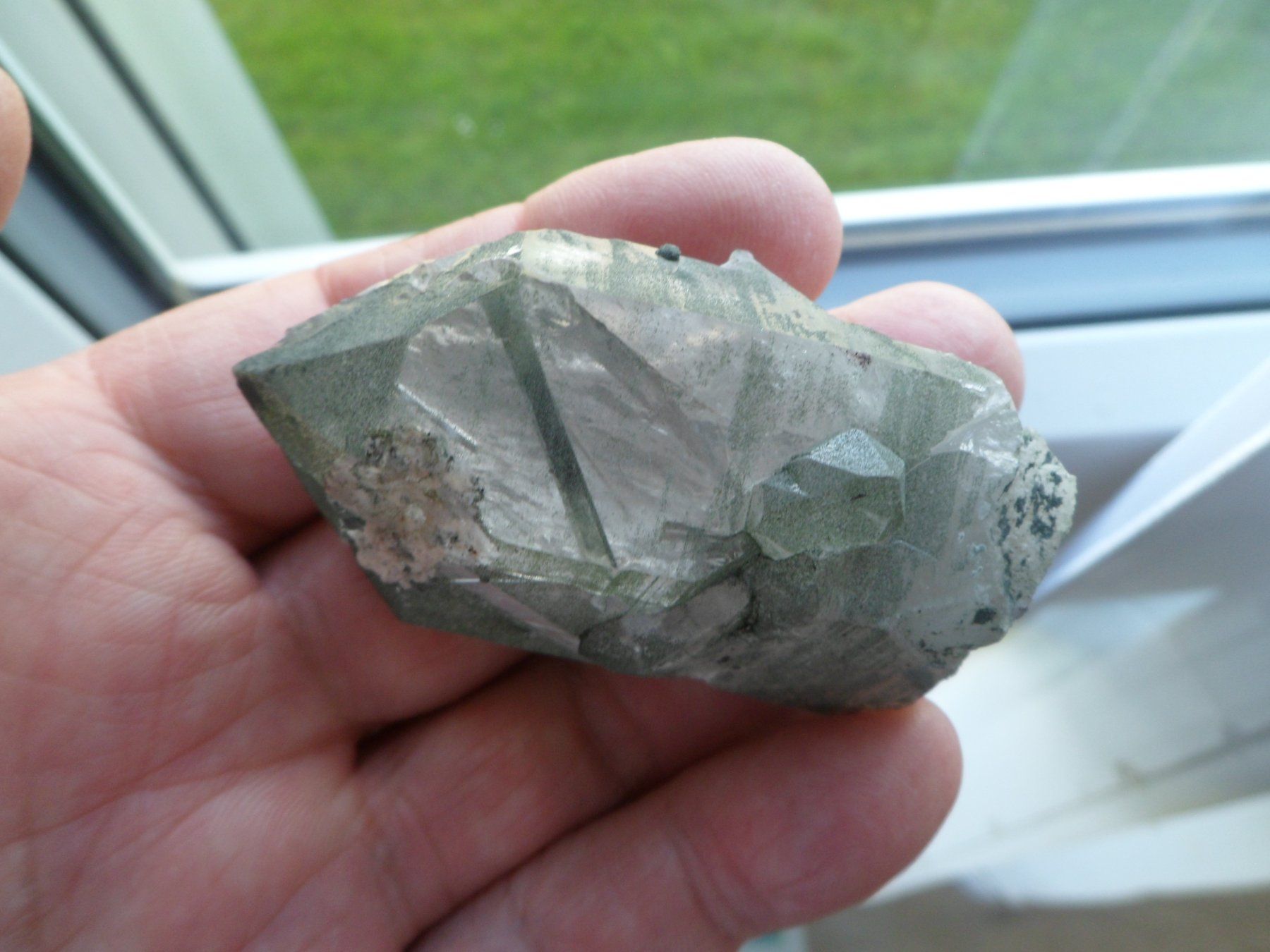 Minerali & Pietre curative: Bergkristall, Anhydritholnadel, Schweiz, Selten – Usato da Affoltern am Albis venduto da Fossil60 9