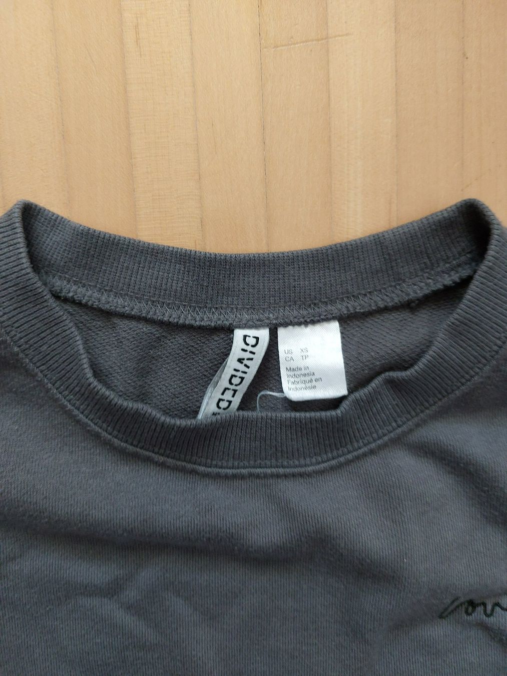 H&M Maglioni & Felpe: Pullover mit Herz, Gr. XS, grau – Usato da Neftenbach venduto da lor_7thq 1