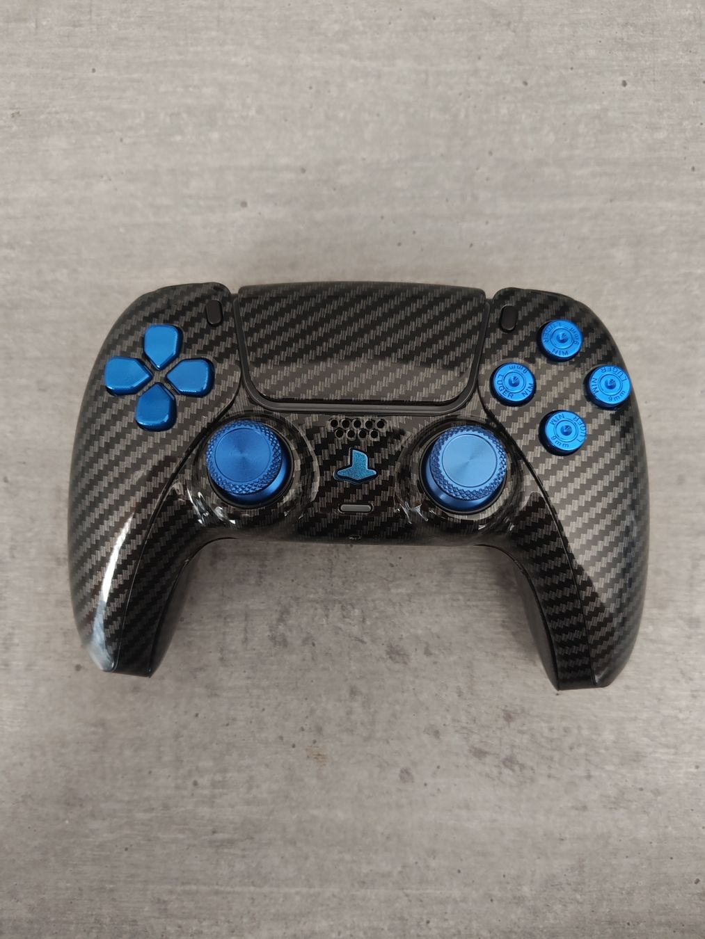Sony Controller: PS5 Controller Carbon-Optik & blauen Tasten im Metallic Look – Nuovo e nell'imballaggio originale da Sargans venduto da ver_ncy5