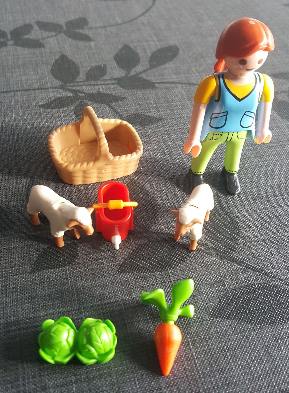 Playmobil Giocattoli: Playmobil Bäuerin bei Schäfchen-Fütterung – Usato da Bremgarten b. Bern venduto da gutzi63