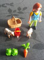 Playmobil Bäuerin bei Schäfchen-Fütterung