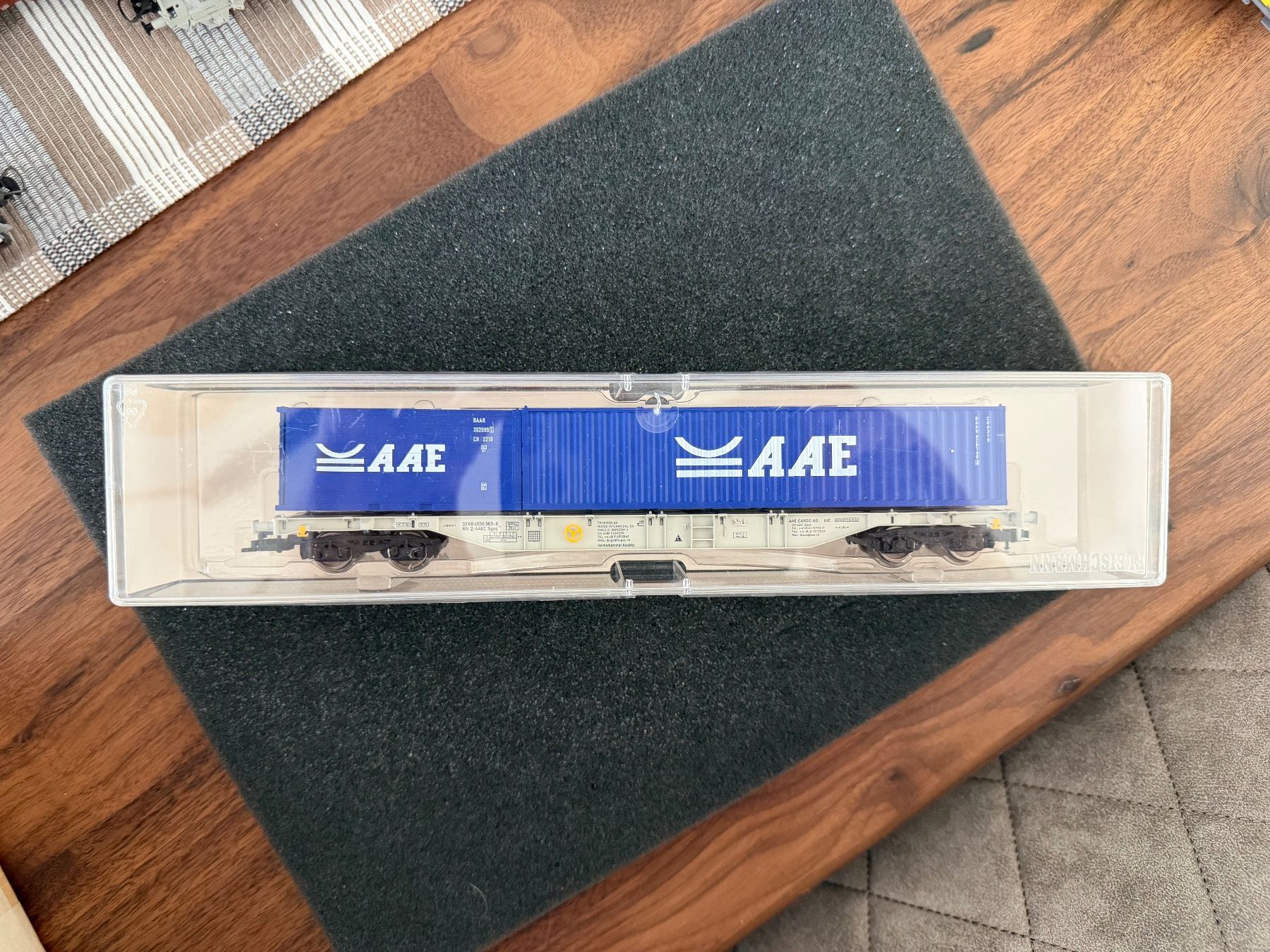 Modellini di ferrovie: Schwere Modelleisenbahn AAE Containerwagen – Usato da Duggingen venduto da Ysvogel