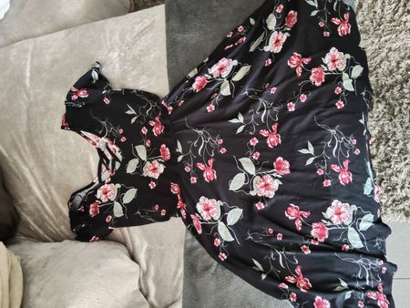 Kleid Blumenmuster Schwarz Grösse S guter Zustand
