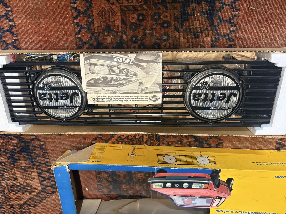 Toutes les pièces auto: Vw jetta mk1 Doppelscheinwerfer Grill – D'occasion à Remetschwil par Tbieri 1