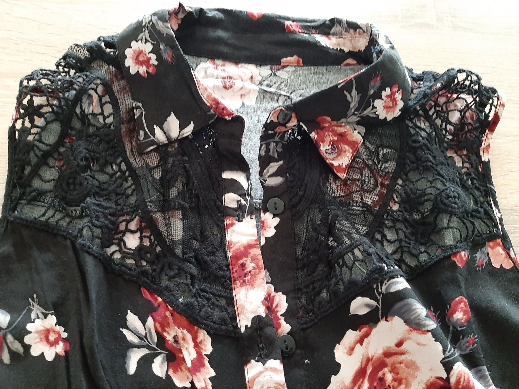 Blusen: Ärmellose Bluse transp. Einsatz, mit Blumenmuster, ca. Gr. L – Gebraucht aus Menziken von Rien1 9
