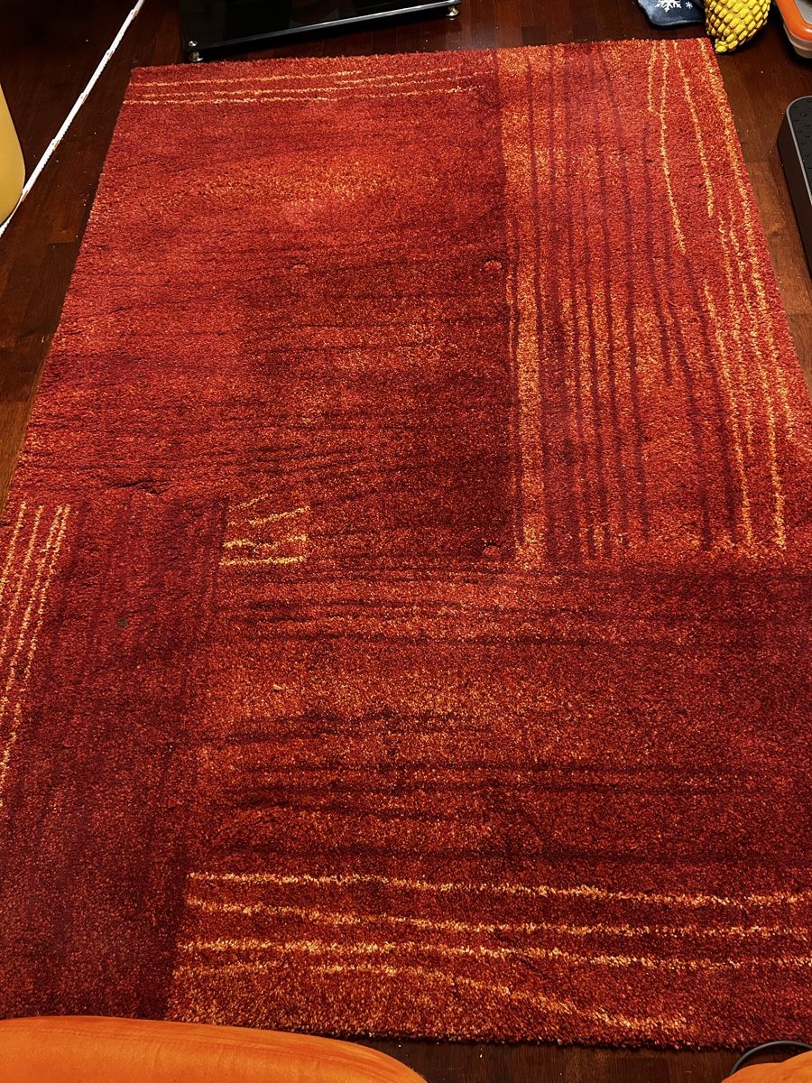 Teppiche: Teppich rot mit Muster Struktur Flor kurz – Gebraucht aus Winterthur von sel_96qk