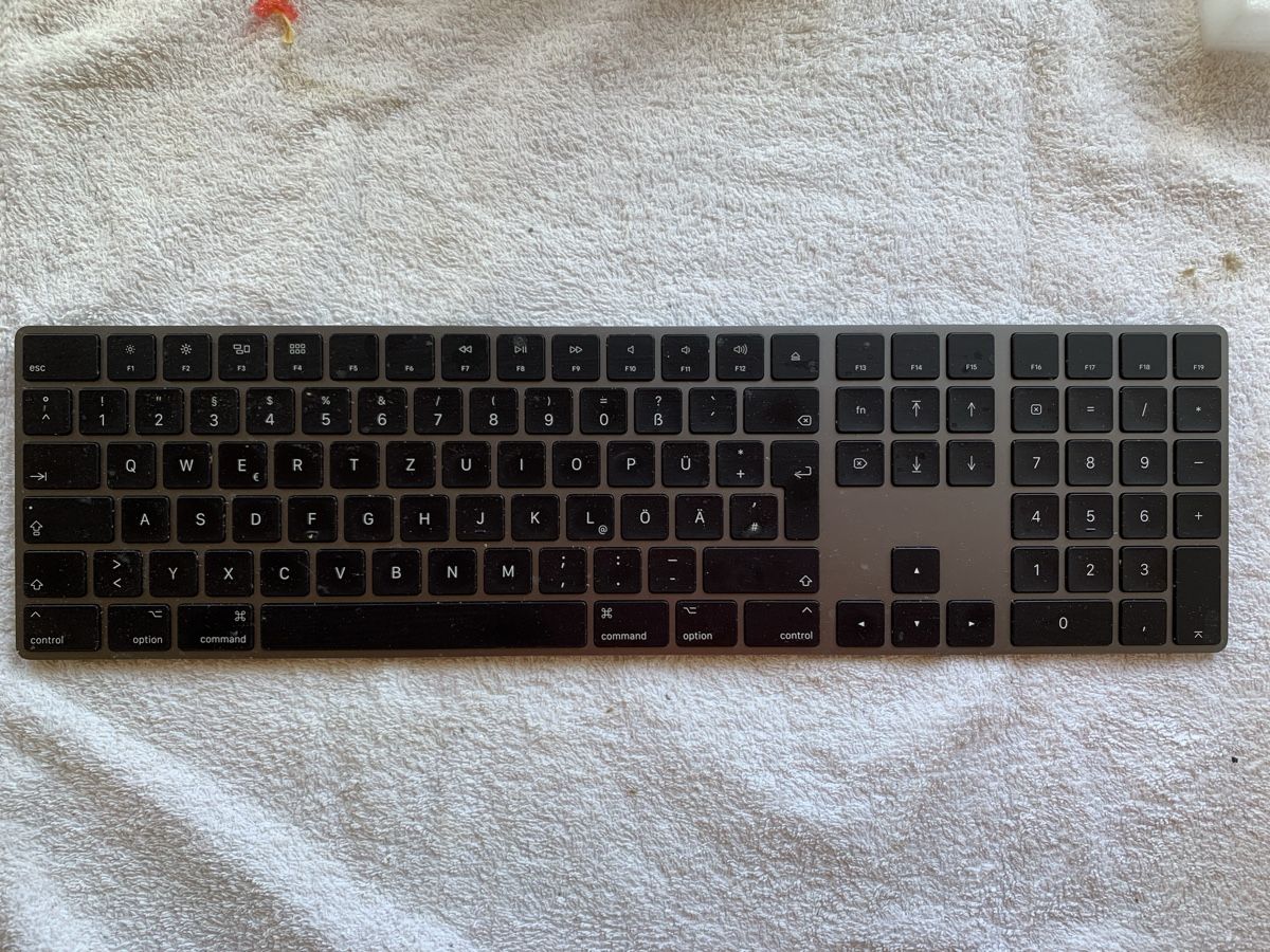 Apple Tastaturen: Apple Tastatur Magic Keyboard mit Ziffernblock, D-Layout – Gebraucht aus Mürren von