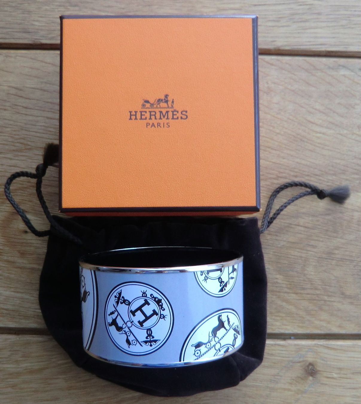 Hermès Armbänder & -reifen: HERMES large Bracelet en émail – Gebraucht aus Zürich von Libraco 1