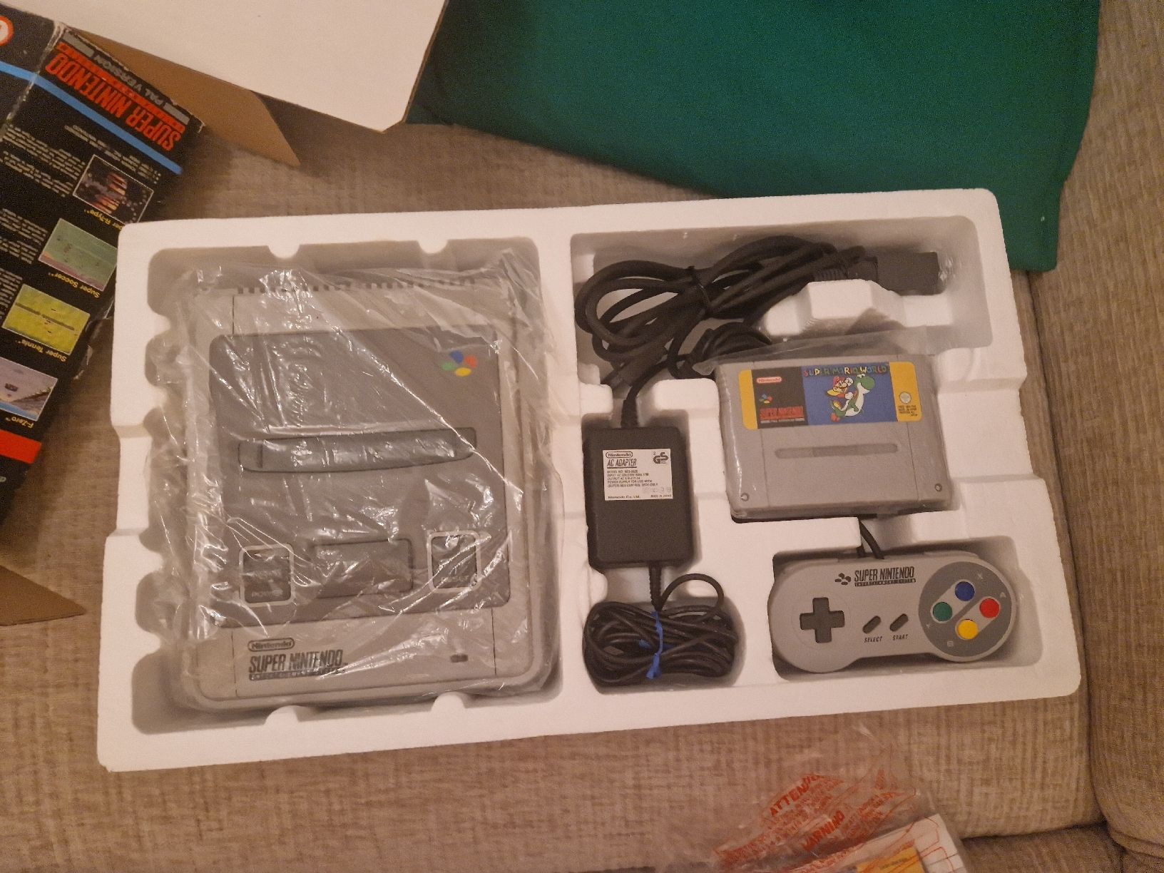 Nintendo Console: Super Nintendo Édition Super Mario World – Usato da Les Acacias venduto da S.Vieira 2
