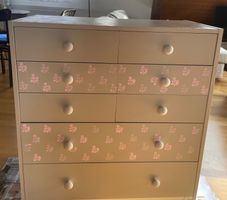 Commode 8 tiroirs taupe avec motifs floraux roses