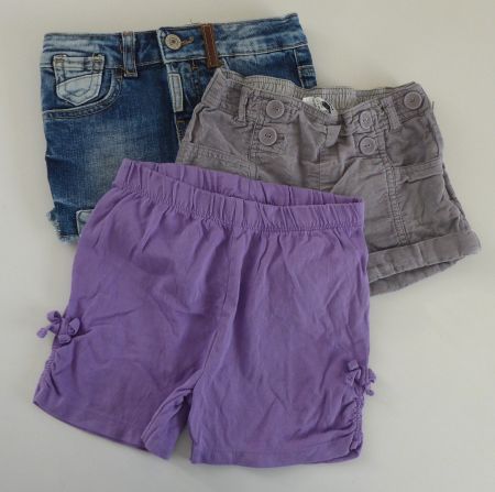 Mädchen 2 Shorts Grösse 98 / 1 Jeansjupe