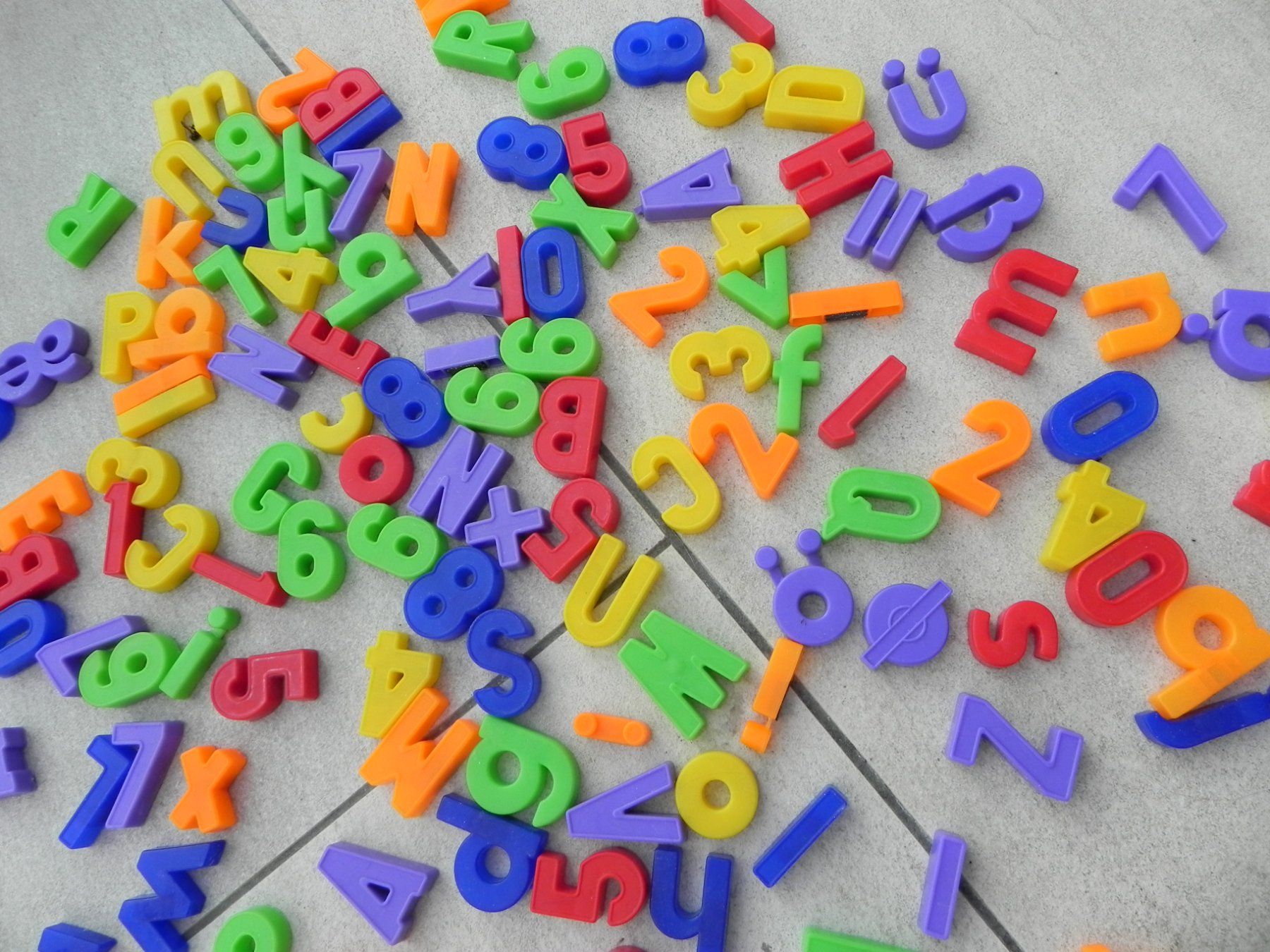 Giochi: Magnetbuchstaben und Zahlen Set Magnete gemischt – Usato da Stallikon venduto da pcerny16