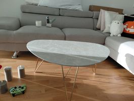 Couchtisch Marmoroptik grau Beine goldfarben.