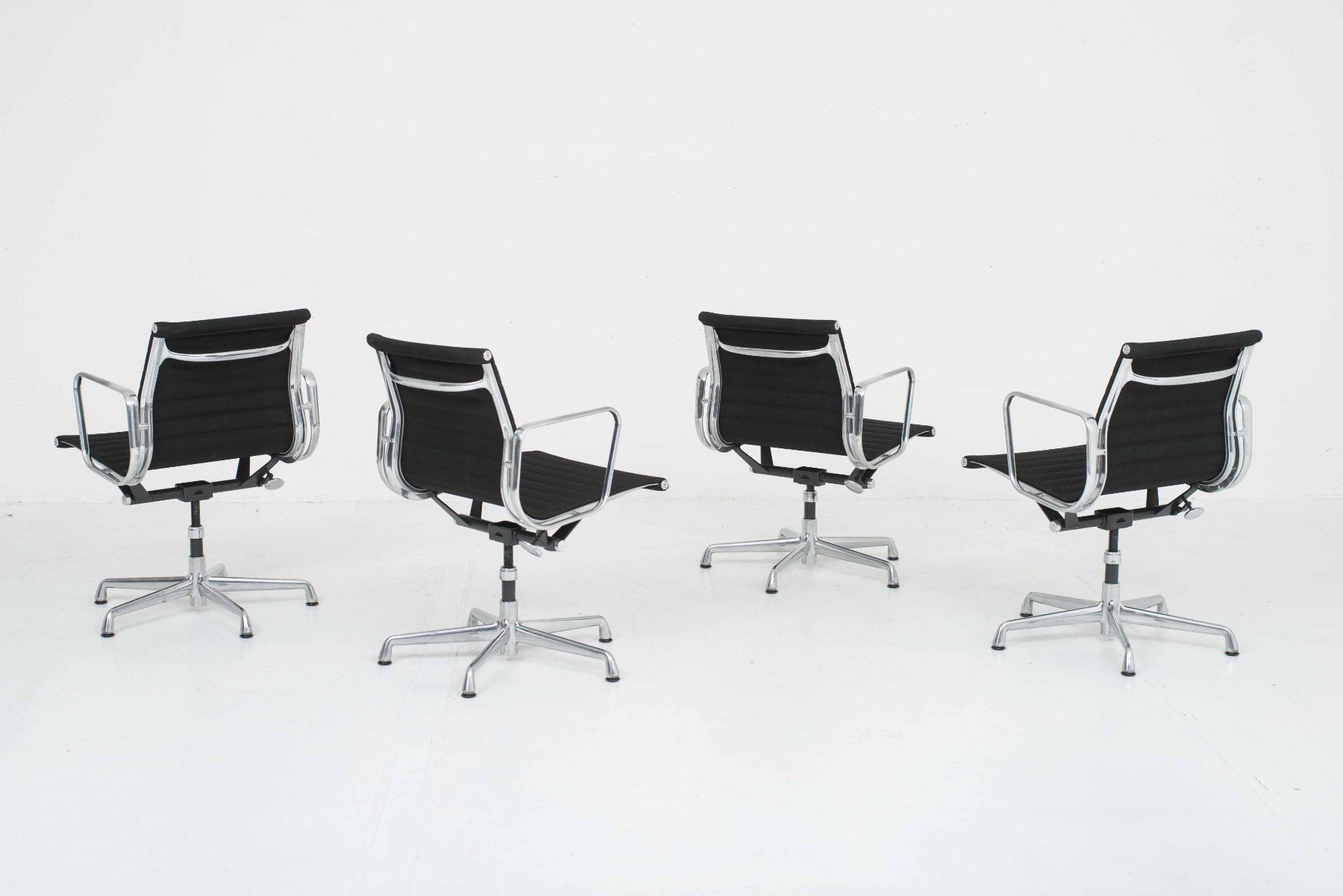 Herman Miller Chaises: Herman Miller Eames EA 117 Bürostuhl, Schwarz, Aluminium pol – D'occasion à Zürich par STUZH38 2