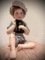 Sitzender Junge, Porzellanpuppe, Sammlerstück, Top Zustand