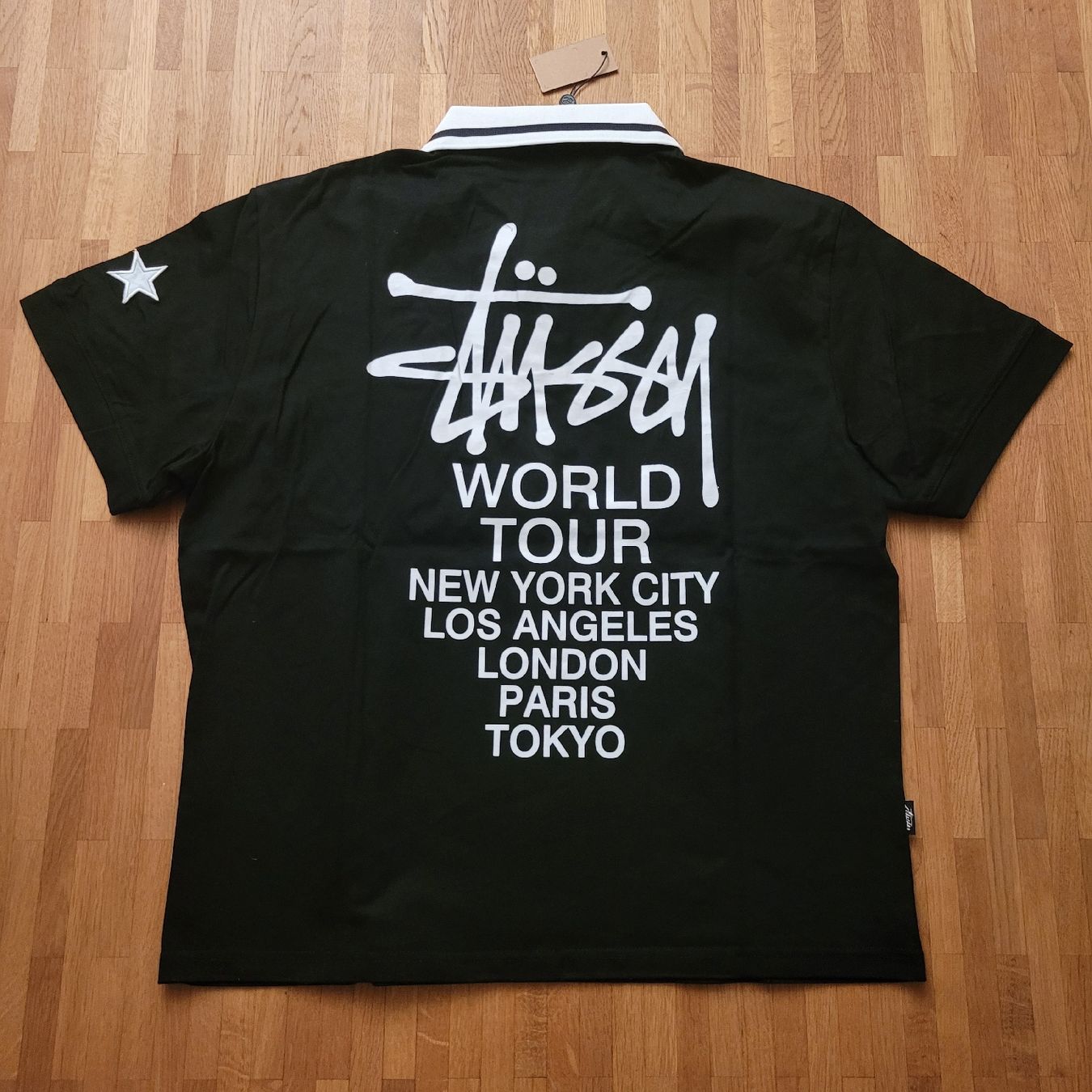 Stüssy Magliette Polo: Stüssy "World Tour" Poloshirt Gr. M – Nuovo e nell'imballaggio originale da Triengen venduto da noa_m5nl 2
