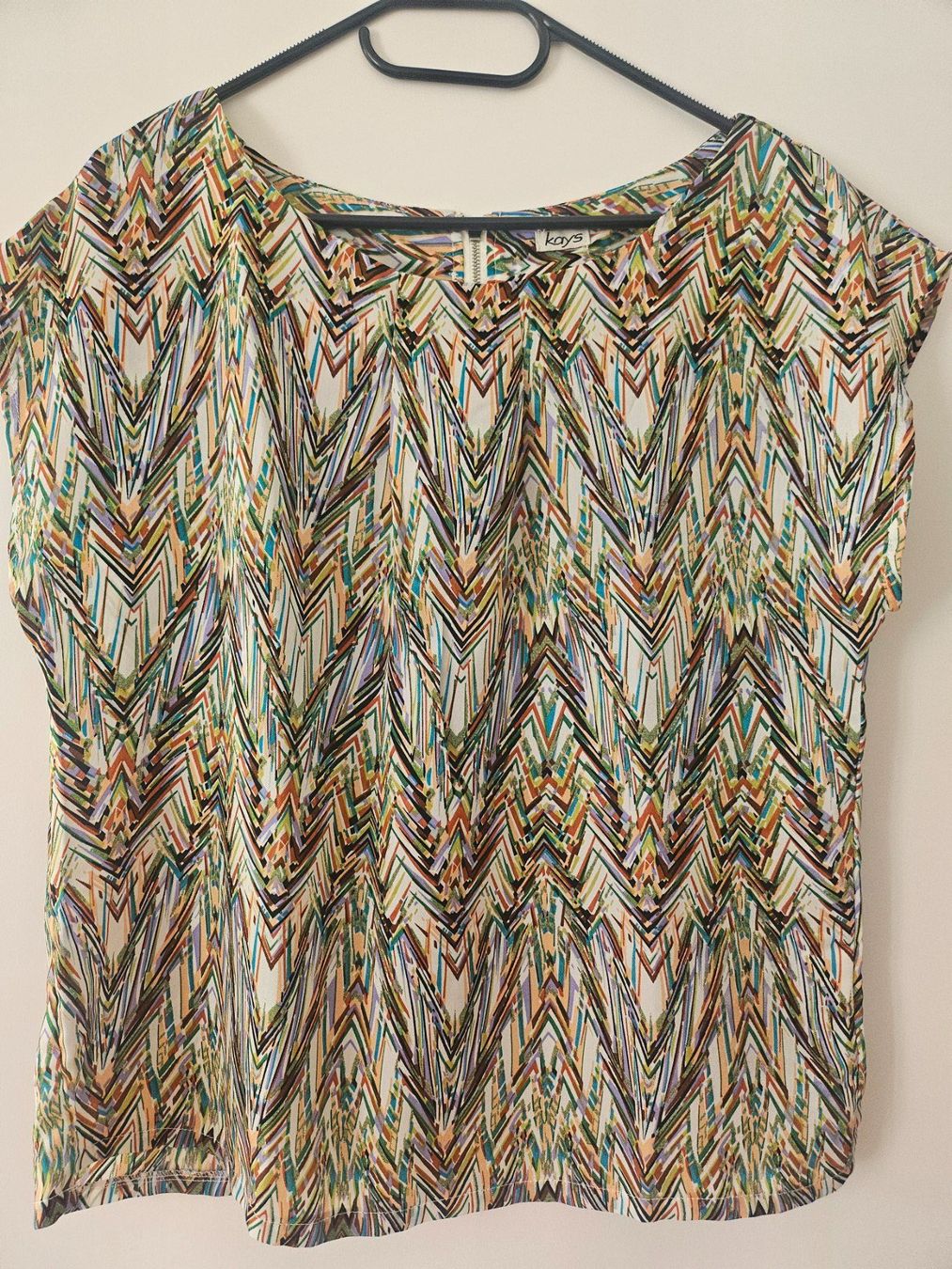 Camicette: Leichte feminine Bluse, graphischer Chevron-Print, kurzarm – Usato da Eglisau venduto da kar_2pfm