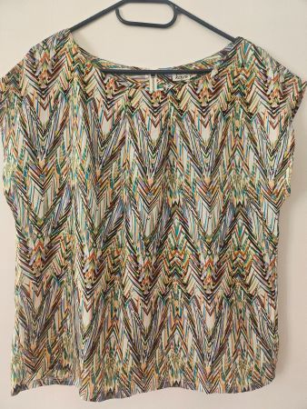 Leichte feminine Bluse, graphischer Chevron-Print, kurzarm