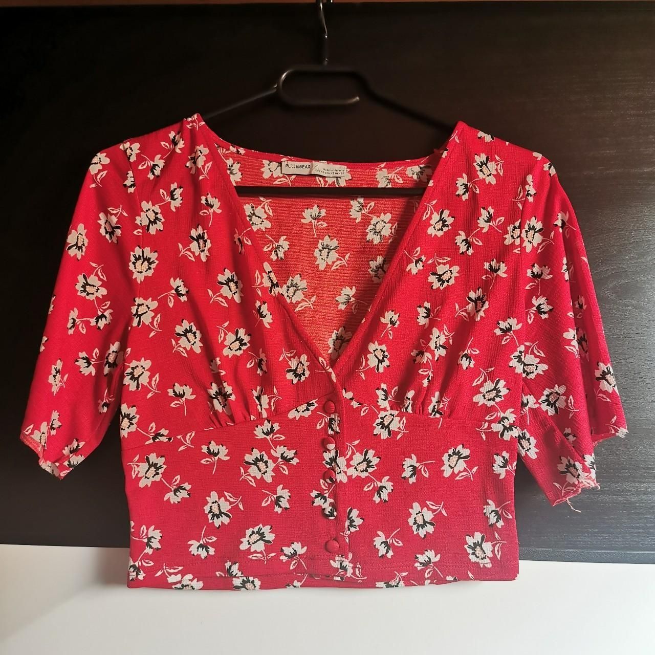 Pull&Bear Camicette: Sommer-Crop-Bluse rot Blumenmuster Pull&Bear – Usato da Ringgenberg BE venduto da Vinyl.Love 2