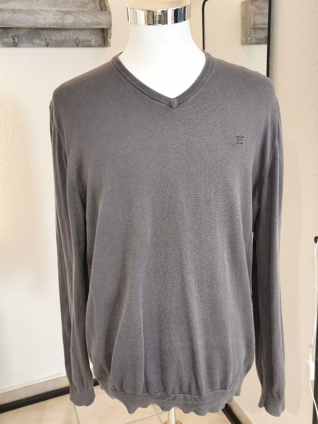 Esprit Maglioni & Felpe: Herren Pullover Esprit grau V-Ausschnitt Grösse XL – Usato da Emmetten venduto da SecondhandSiska