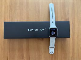 APPLE Watch Nike Series 7 (GPS) 45 mm - Smartwatch