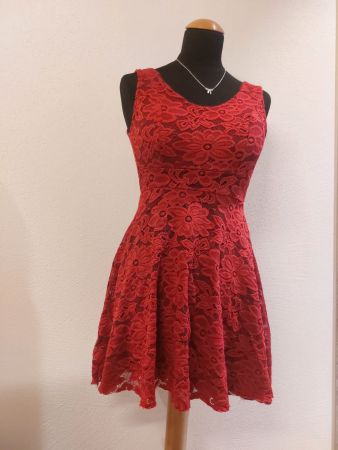 Rotes Spitzenkleid, perfekt für den Sommer! Grösse S