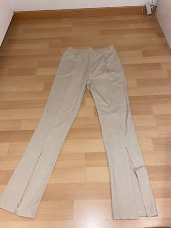 Beige Stoffhose mit Schlitz, Gr. S