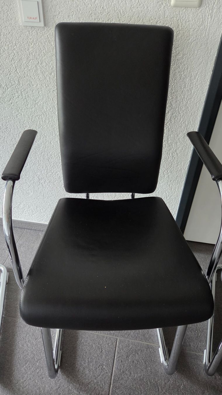 Sedie: 4 Echtleder Stühle schwarz – Usato da Oberwangen b. Bern venduto da Mesimo 1