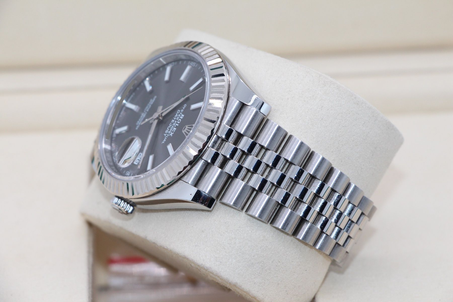 Rolex Orologi: Rolex Datejust 41 Grey Jubilee Ref. 126334, Full-Set 1. Hand – Usato da Zug venduto da eMDi_Collection 6