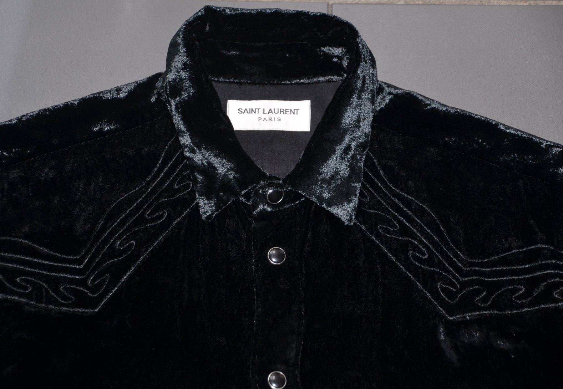 Saint Laurent Blusen: Saint Laurent Samtbluse / chemisier en velours .M – Gebraucht aus Collonges von arashee 4