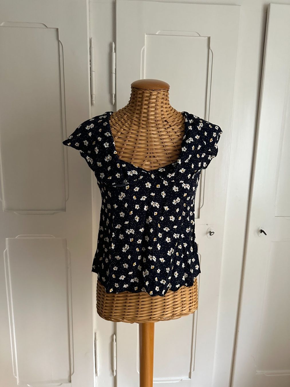 Mango Top: MANGO - Top schwarz geblümt XS – Usato da Zürich venduto da Diazaio