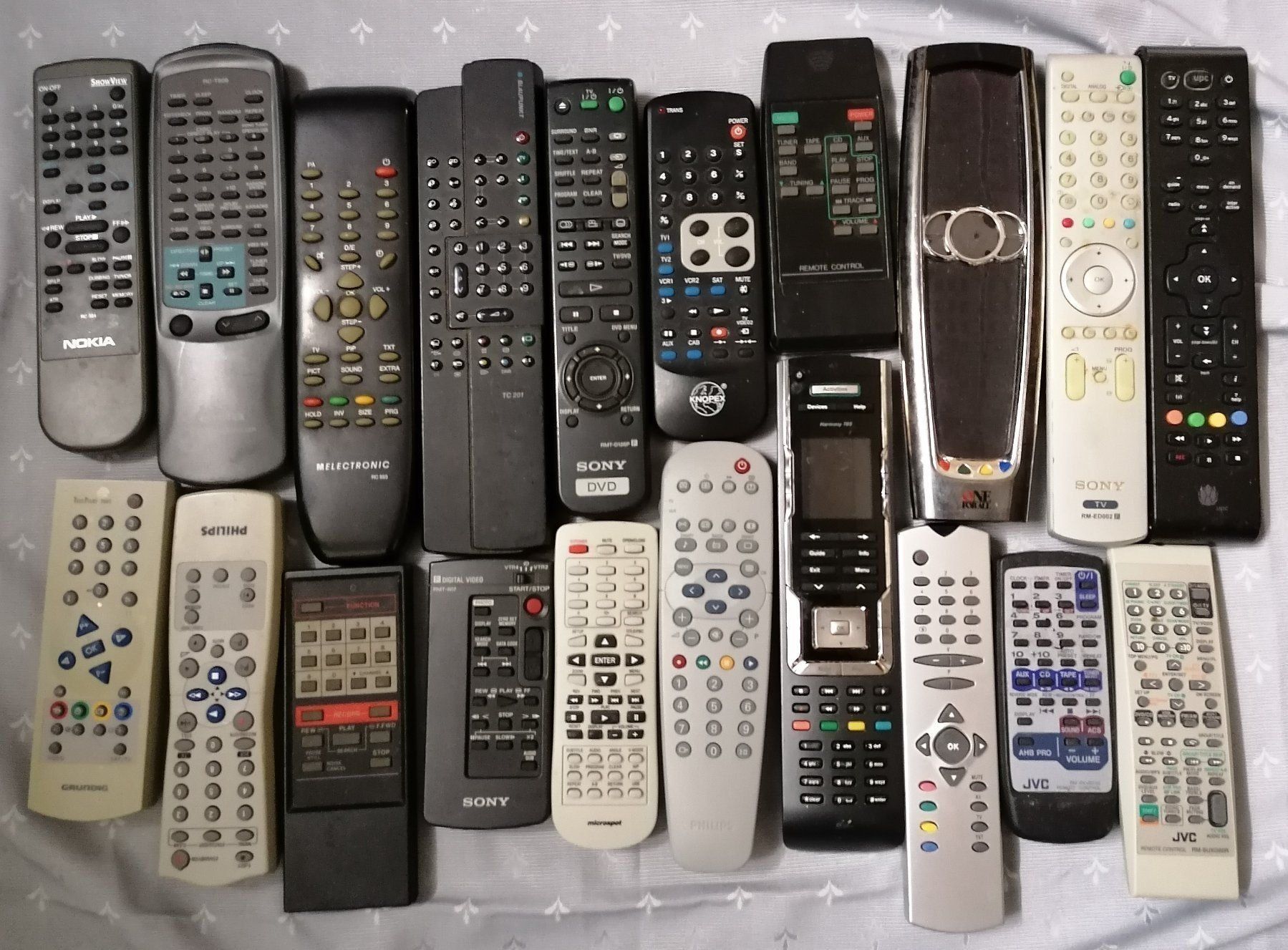 Telecomandi: 115 Ferbedienungen – Usato da Zürich venduto da tonogen 1