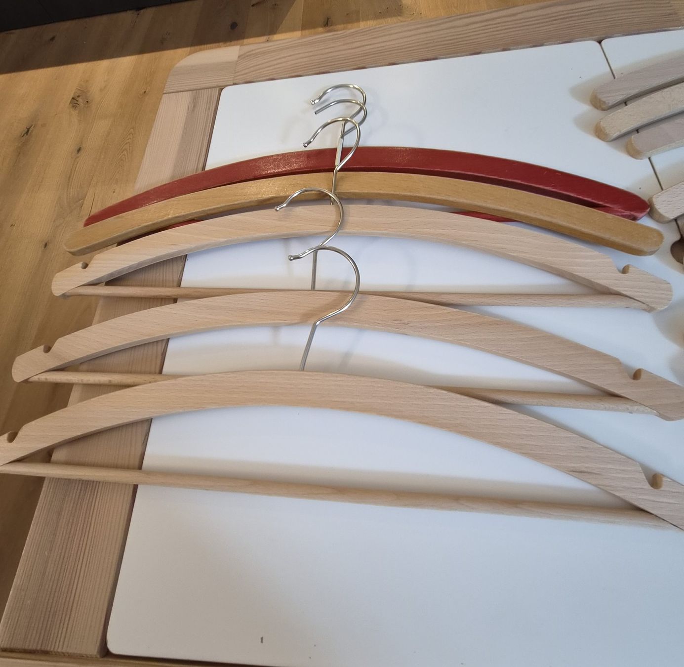 Appendiabiti: 16 Holz Kleiderbügel – Usato da Uetikon am See venduto da sahra777 2