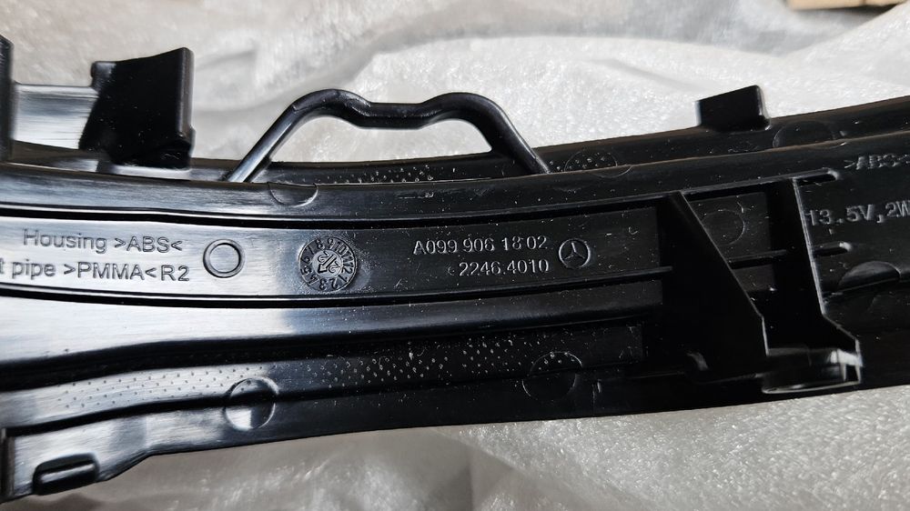 Mercedes-Benz Tutti pezzi di ricambio auto: Indicatore di direzione Mercedes-Benz destro Classe A o CLA – Nuovo e nell'imballaggio originale da Minusio venduto da demi0110 2