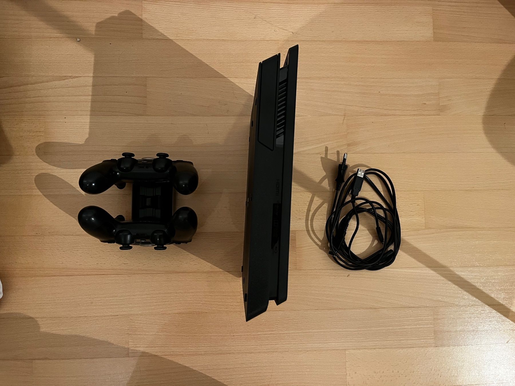 Sony Console: PS4 Slim Konsole mit 2 Controllern & Ladekabel – Usato da Zürich venduto da corinne.nussbaumer20 4