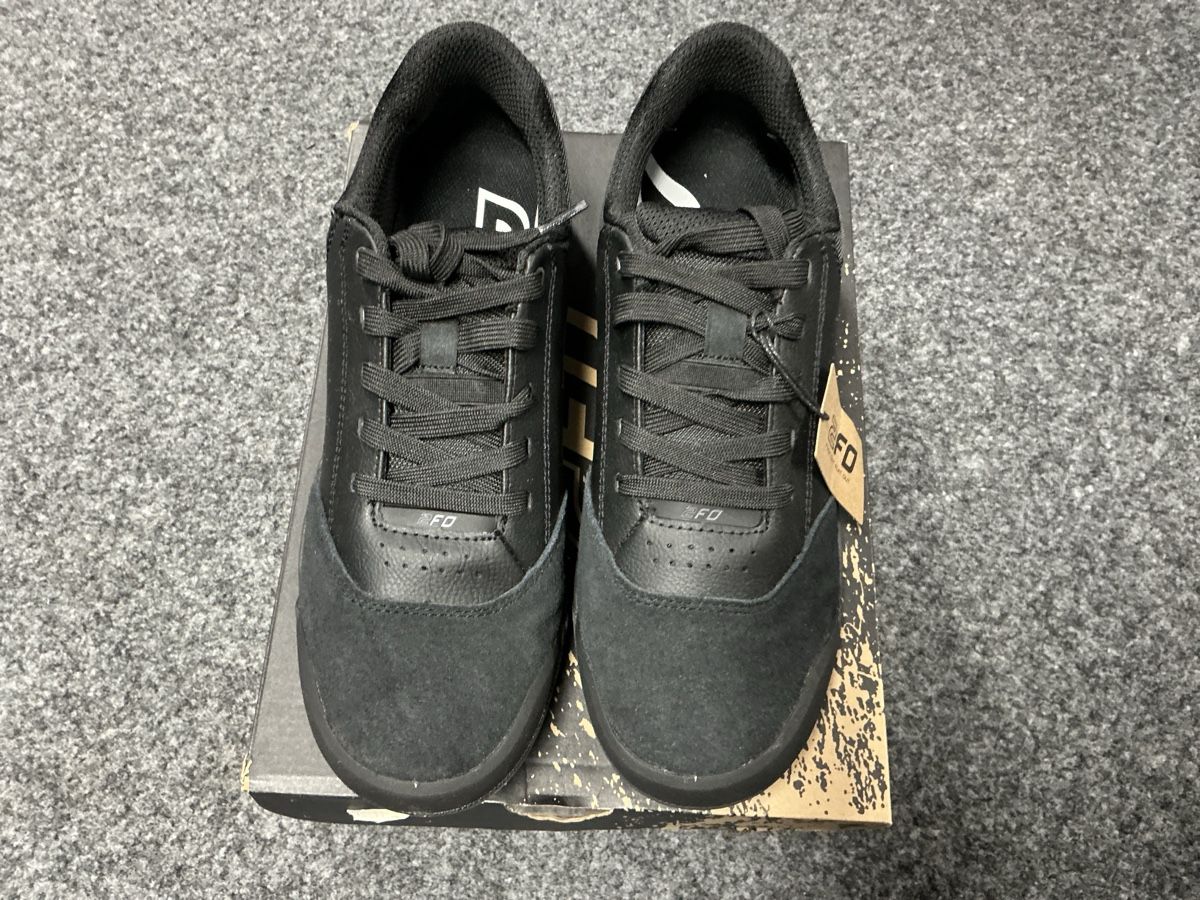 Specialized Chaussures hommes: Specialized 2FO Roost Flat Taille 45 – Neuf avec emballage d'origine à Borex par b-cycle